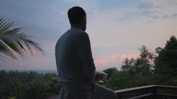 Silhouet Van Een Man Met Een Glas Achtergrond Van Zonsondergang — Stockvideo