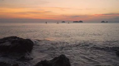 Renkli bir gün batımının manzarası.