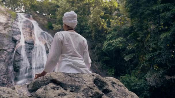 Junge Erwachsene Frau Weißen Kleidern Sitzt Auf Einem Felsen Vor — Stockvideo