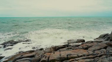 Plajın muhteşem manzarası ve tropikal kumsaldaki dalgalar.