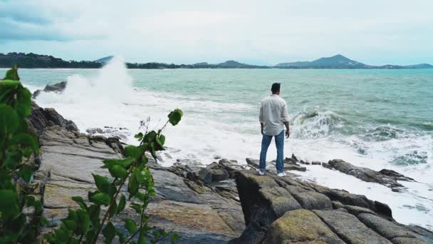 Slow Motion Video Man Standing Beach Cliff — Stock Video