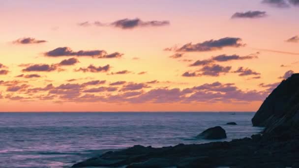 O sol se põe da ilha ao fundo em uma ilha tropical. Caducidade de 4K — Vídeo de Stock