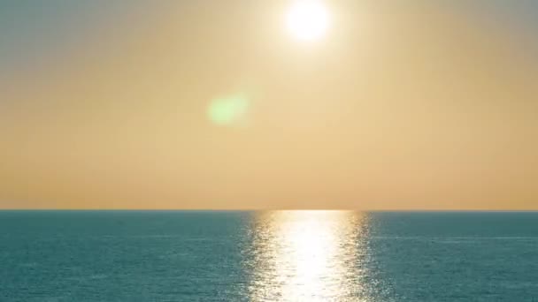 El sol se pone de la isla en el fondo en una isla tropical. Tiempo de caducidad 4K — Vídeos de Stock