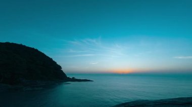 Güneş, adanın arka planında, tropik bir adada batar. 4K zaman aşımı