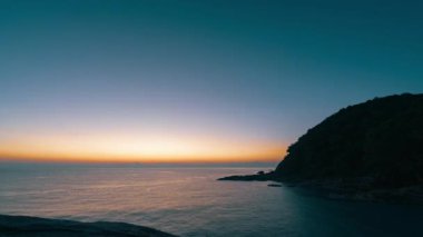 Güneş, adanın arka planında, tropik bir adada batar. 4K zaman aşımı