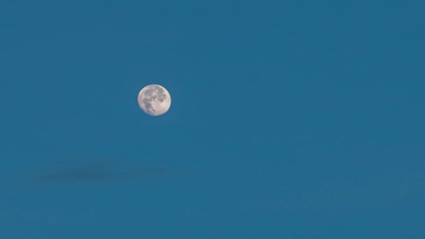 Vista Panorâmica Lua Cheia Sobre Mar Durante Nascer Sol — Vídeo de Stock