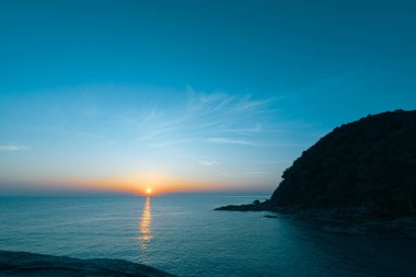 Denizin üzerinde güzel bir gün batımı