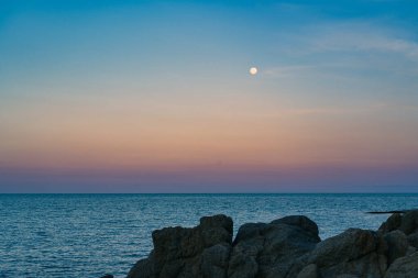 Denizin üzerinde güzel bir gün batımı