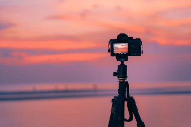 Sahilde gün batımı