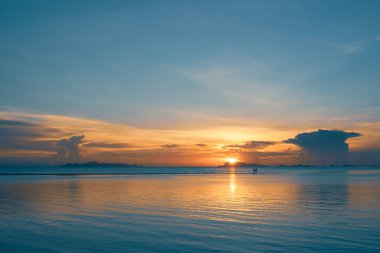 Denizin üzerinde güzel bir gün batımı