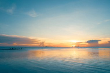 Denizin üzerinde güzel bir gün batımı