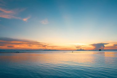Denizin üzerinde güzel bir gün batımı