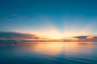 Denizin üzerinde güzel bir gün batımı