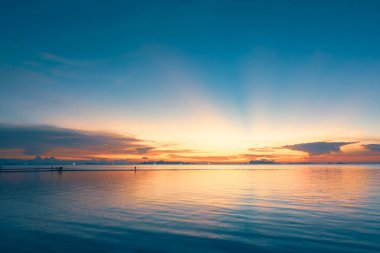 Denizin üzerinde güzel bir gün batımı
