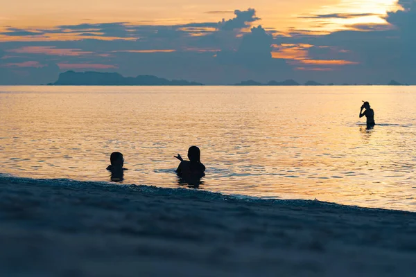 Silhouette Boy Girl Beach — Stock Photo, Image