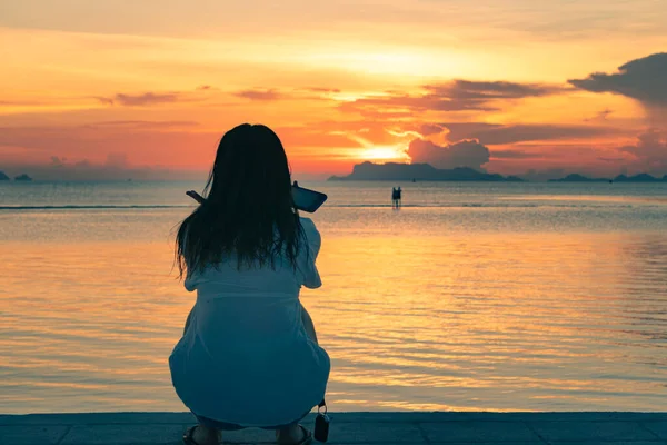 Young Woman Sits Embankment Enjoys Sunset Sea — Stock Photo, Image