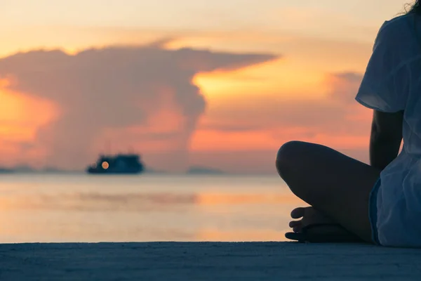 Mulher Sentada Praia Pôr Sol — Fotografia de Stock