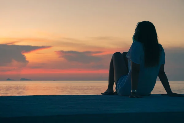 Young Woman Sits Embankment Enjoys Sunset Sea — Stock Photo, Image