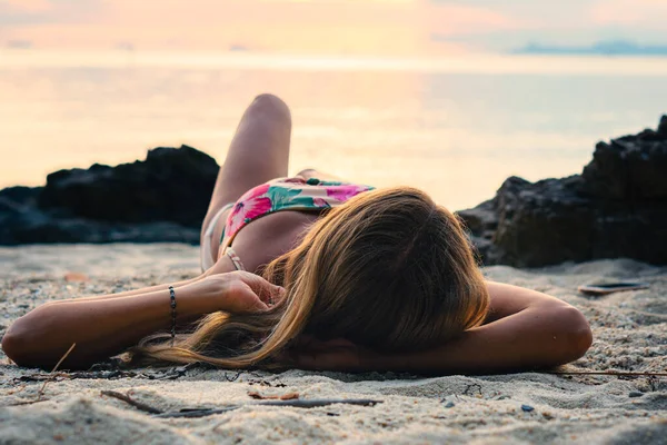 Молода Щаслива Блондинка Довгим Волоссям Купальнику Лежить Піщаному Пляжі Насолоджується — стокове фото