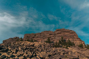 Cesur insanlar bir yaz günü mavi gökyüzüne karşı bir dağ sırasının tepesinde tırmandı ve koştu.