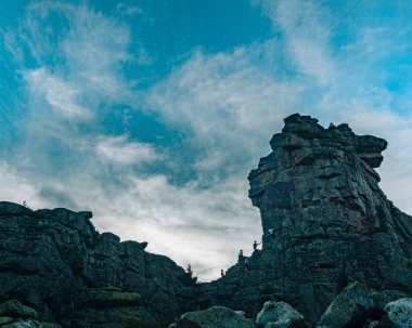 Cesur insanlar bir yaz günü mavi gökyüzüne karşı bir dağ sırasının tepesinde tırmandı ve koştu.