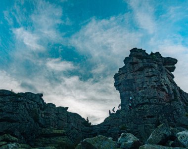 Cesur insanlar bir yaz günü mavi gökyüzüne karşı bir dağ sırasının tepesinde tırmandı ve koştu.