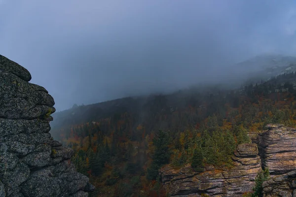 Panorama Valle Montañoso Con Árboles Rocas Otoño Nubes Niebla Niebla — Foto de Stock