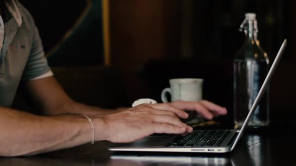 Close Das Mãos Homem Usando Laptop Uma Mesa Madeira Garrafa — Vídeo de Stock