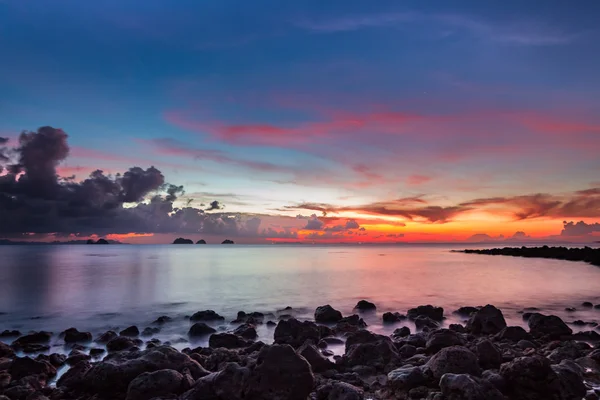 Puesta Sol Sobre Mar Piedras Una Isla Tropical Koh Samui — Foto de Stock