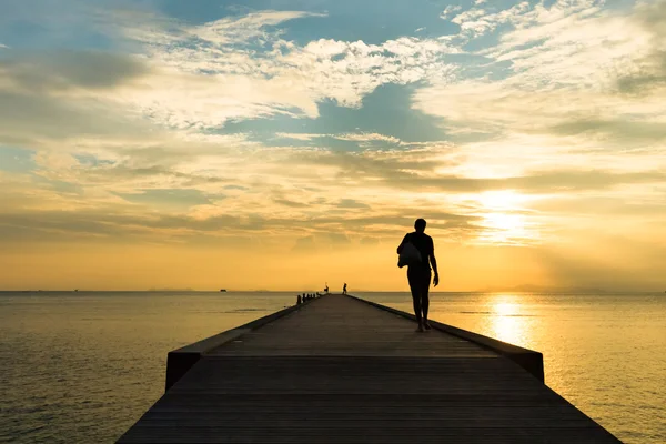 Mujer caminando en el muelle al atardecer en una isla tropical. Koh Samui, Tailandia — Foto de Stock