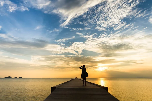 女人站在码头和日落的照片，在一个热带小岛上。苏梅岛，泰国 — 图库照片