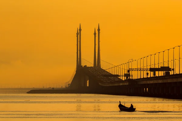 Sunrise over sea , boat with fisherman and bridge in Georgetown, Malaysia — Stock Photo, Image
