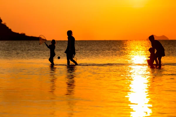 Young Mothers Little Children Walking Sea Sunset Tropical Island — Stock Photo, Image