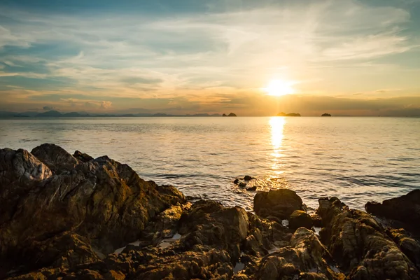 Solnedgång på stranden av en tropisk ö — Stockfoto