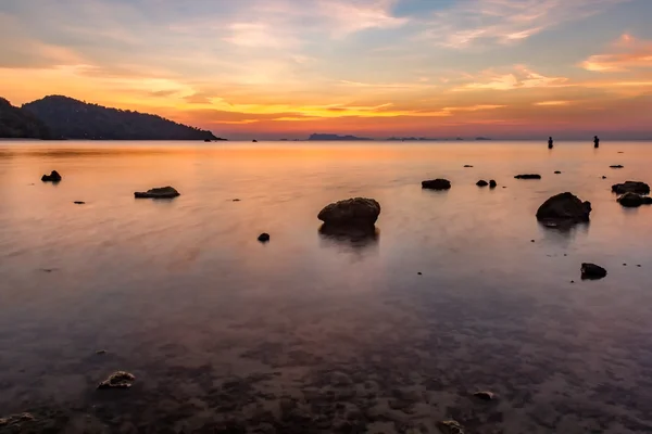 Solnedgång på stranden av en tropisk ö — Stockfoto