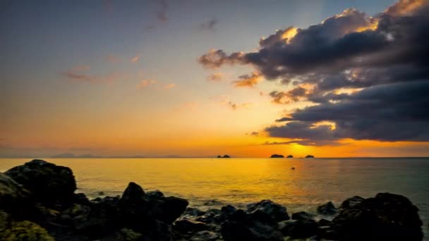 Solnedgång över havet och stenar på en tropisk ö Koh Samui, Thailand. 4k time-lapse — Stockvideo