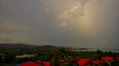 Tropik bir ada Koh Samui, Tayland şafakta iki gökkuşağı ve yağmur. 4k zaman atlamalı .