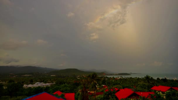 Due arcobaleno e pioggia all'alba su un'isola tropicale Koh Samui, Thailandia. 4k time-lapse  . — Video Stock