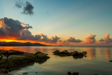 Günbatımı deniz ve taşları üzerine bir tropik ada Koh Samui, Tayland.