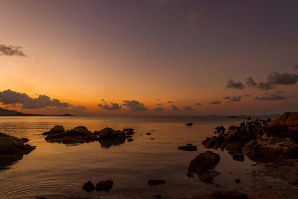 Solnedgång över havet och stenar på en tropisk ö Koh Samui, Thailand. — Stockfoto