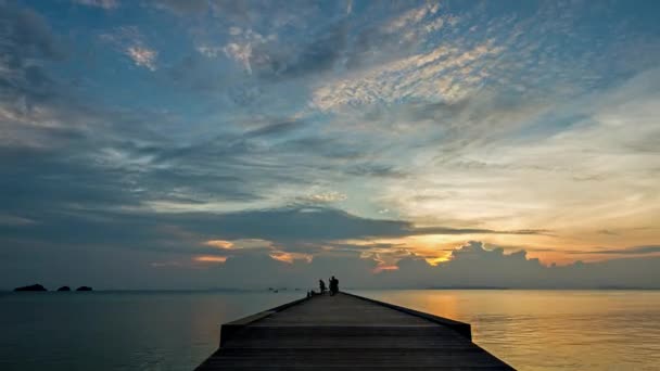 Sonnenuntergang über einem Pier auf einer tropischen Insel .4k Zeitraffer — Stockvideo