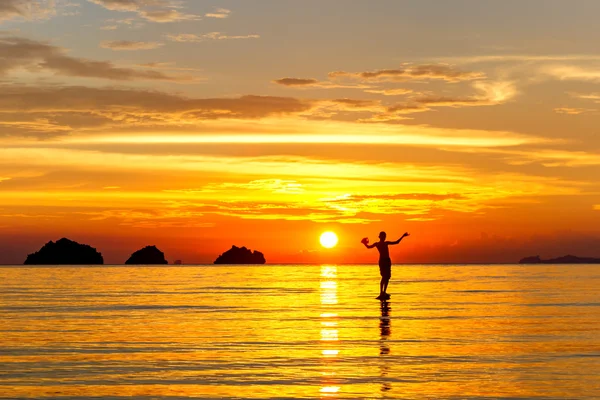 Arka plan tropik bir adada bir adam denizde günbatımında ayakta silüeti Adaları — Stok fotoğraf