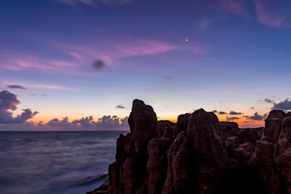Gryning över havet och klipporna på en tropisk ö . — Stockfoto