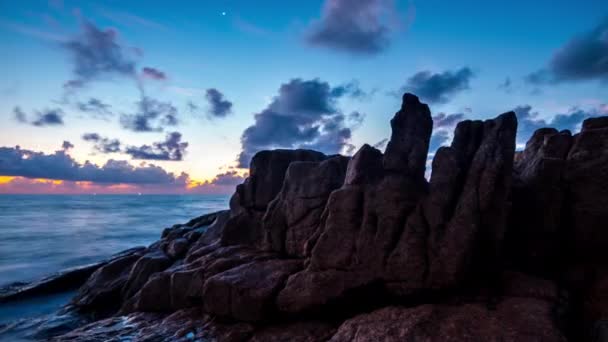 Hajnal a tenger felett és sziklák egy trópusi szigeten. 4K időeltolódás — Stock videók