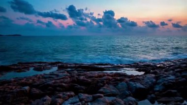 Denizin üzerinde şafak ve tropikal bir adada uçurumlar. 4K zaman aşımı