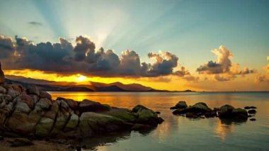 Günbatımı üzerinde lagün üzerinde bir tropikal ada Koh Samui, Tayland. 4k hızlandırılmış