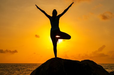Buzlu yoga yaparken kadın silüeti