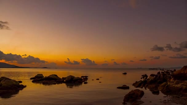 Захід сонця над лагуною на справжній тропічний острів Кох Самуї, Таїланд. 4 к сповільненої зйомки — стокове відео