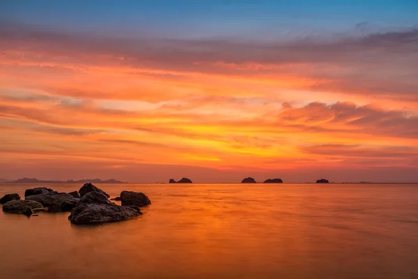 Färgade solnedgång över havet — Stockfoto