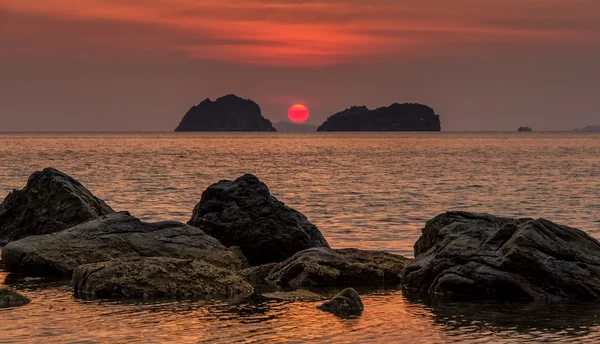 Puesta de sol de color sobre el mar y puesta de sol en el agua entre las islas — Foto de Stock